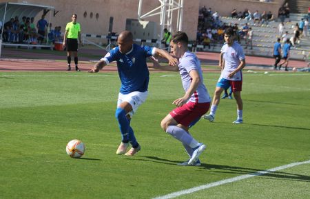 Biabiany intenta marcharse de un jugador del Barcelona B.
