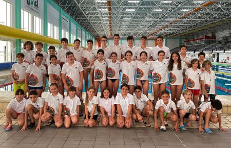 El grupo completo de nadadores del club isleño que participó en el Circuito. 