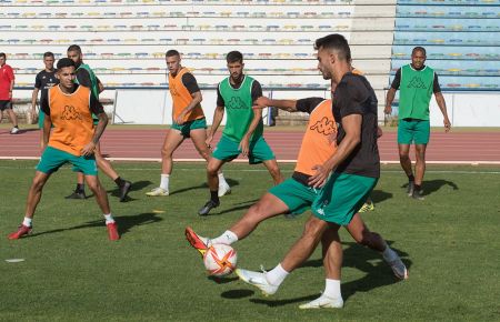 El lateral zurdo Luis Ruiz golpea el balón ante Bicho, Juan Rodríguez, Marc Carbó y Biabiany en el entrenamiento de este viernes. 