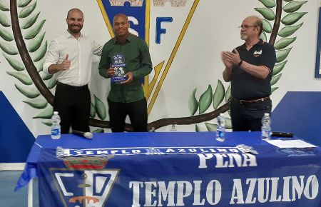Biabiany recibió el trofeo de manos de Louis Kinziger. 