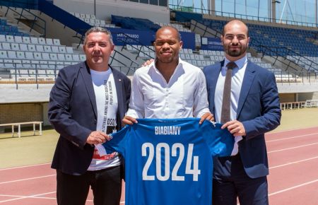 Biabiany posa este mediodía con David Vizcaíno y Louis Kinziger en el estadio Bahía Sur. 