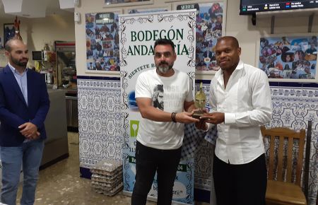 Biabiany recibe el trofeo de manos de Abel Muñoz, presidente de la peña Palante, y en presencia de Louis Kinziger. 