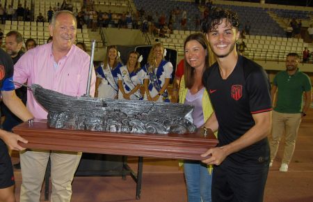 Rubén Del Campo ganó el Trofeo de la Sal con el Atlético de Madrid B en el verano de 2019 y recogió el candray junto al isleño Adrián Granado