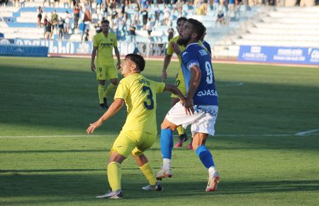 Goyo Medina y Francis Ferrón, en el San Fernando CD-Villarreal B de la primera jornada en el estadio Bahía Sur. 