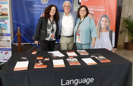 Lucía Nicolás y Robin Gravina, de LanguageCert, y María del Mar Foncubierta, directora del centro de estudios Protón Mar en San Fernando