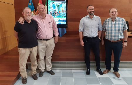 Emilio Hurtado, los concejales de Deportes Antonio Rojas y Francis Posada y el presidente del CH San Fernando, Jesús Hidalgo junto al cartel del Campeonato.