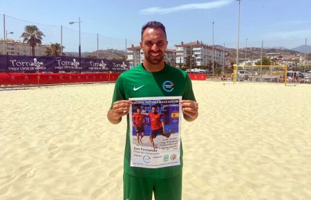Javi Torres, capitán de la selección española, posó este viernes en Torrox con el cartel de la Escuela de fútbol playa en Camposoto que lleva su imagen. 