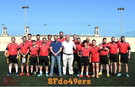 La plantilla del San Fernando 49ers posó con los concejales Francis Posada y Antonio Rojas antes del triangular celebrado en Bahía Sur. 
