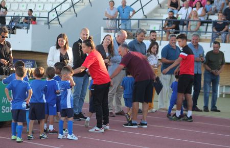 La alcaldesa Patricia Cavada y el presidente del San Fernando CD, Louis Kinziger presidieron el acto en el estadio.
