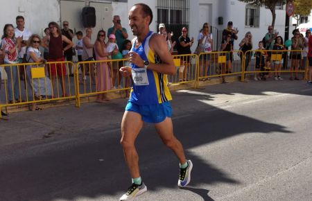 José Manuel Abascal llegando a la meta en el primer puesto. 