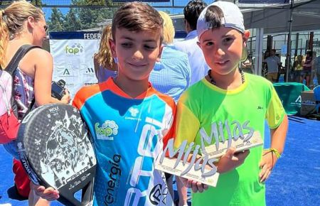 Ismael García (i) y el almeriense José Romero posan con sus trofeos en Mijas. 