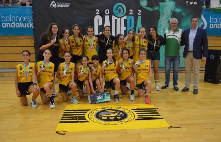 La SD Candray y el equipo técnico (Cristina Bazalo, Marina Roldán y Cristina Miranda) lucen las medallas junto al delegado de la FAB Adolfo Magrañal y el presidente del Adesa 80.. 
