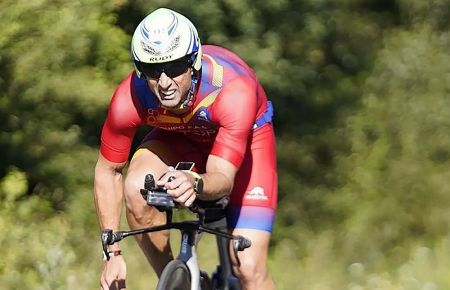 Rafa Carralero, durante la prueba de 180 kms en bicicleta en Vitoria-Gasteiz