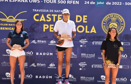 Irene Peinado en lo más alto del podio en la Travesía Castell en Peñíscola