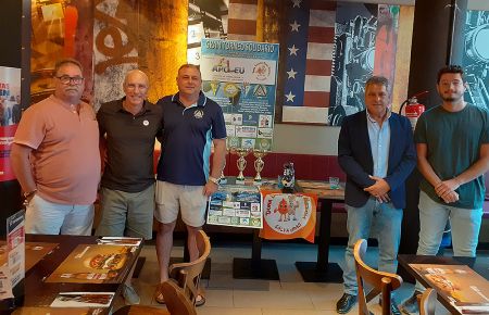 Domingo Mesa, Pablo Jesús González, Juan José Misa, Pepe Mata y Andrés Rayo, en la presentación del torneo en el Foster's Hollywood de Bahía Sur. 