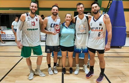 Alo y Javi Marín, José Antonio Muñoz y Josu Remesal, campeones en la categoría senior, con la presidenta del Cimbis Mercedes Mora.