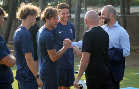 Rodrigo Sanz, que reaparecerá este sábado, saluda al presidente Louis Kinziger en Chiclana. 