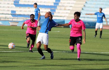 Biabiany, que estuvo soberbio en la jugada del 1-0, es agarrado de la camiseta por el lateral izquierdo de la AD Ceuta Josema Gallego.