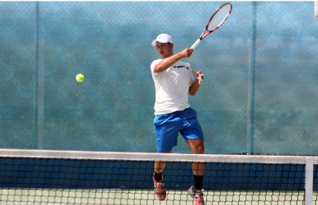 Miguel Malia golpea de derecha durante la final del torneo. 