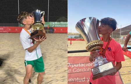 Rubén Richarte besa las copas de campeón de España conseguidas con la selección andaluza cadete y con el CD Fran Mejías de Chiclana en el Viso de Córdoba. 