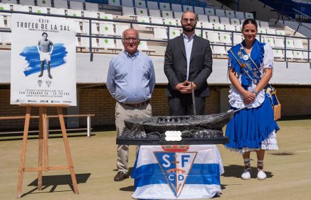 Mariano Ayán, con el presidente Louis Kinziger y la salinera mayor Claudia Tello en la presentación del XXIV Trofeo de la Sal.