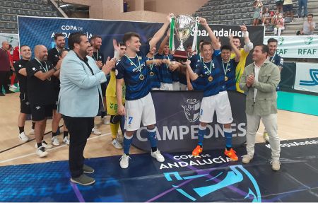 El diputado de Deportes Jaime Armario y el presidente de la Federación Andaluza Pablo Lozano entregaron la copa de campeón al Real Betis. 