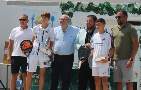 El infantil Álex Barrera, a la izquierda, junto a su compañero Serra Sampalo y José Taboada, Antonio Rojas, Jaime Armario e Ismael García. 