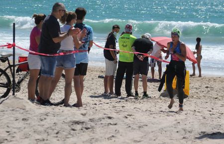 Una triatleta en la playa de Camposoto en la edición de 2021. 