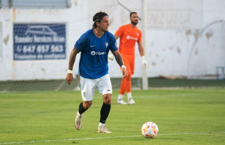 El central balear-argentino Manu Farrando saca el balón desde atrás en un partido de pretemporada.