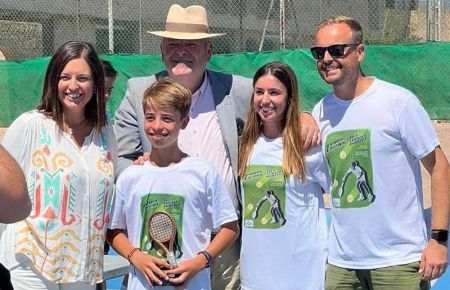 La alcaldesa de San Fernando Patricia Cavada y el concejal de Deportes Antonio Rojas, junto a Marta y Luis Espigado, hijos del recordado Luis J. Espigado y su nieto Pablo Deudero, campeón en la categoría juvenil del Memorial.