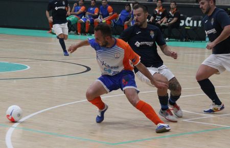Israel Richarte intenta controlar el balón ante dos rivales. 
