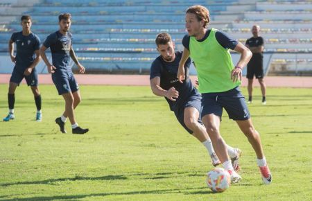 Rodrigo Sanz se marcha de David Ramos, en presencia de Ilyas Chaira, Goyo Medina y Nacho Castro, durante el entrenamiento de este sábado. 