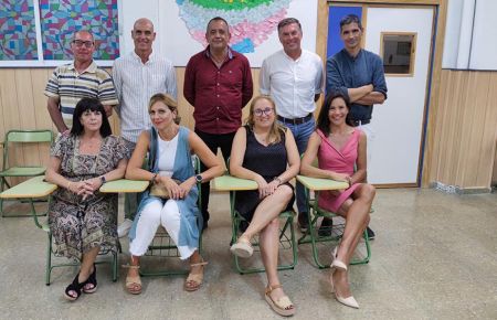 Alfonso Martín, de rojo en el centro, junto a su junta directiva. 
