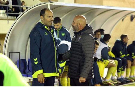 Salva Ballesta y Nacho Castro se saludan en el San Fernando CD-UCAM Murcia de la pasada temporada en el estadio Bahía Sur.