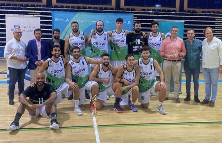El CB San Fernando posó con el trofeo de subcampeón. 