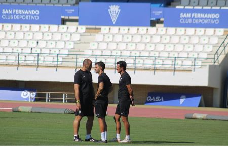 Salva Ballesta charla con Juan Maraver y Pedro Ríos al inicio del entrenamiento de este viernes en el estadio Bahía Sur. 