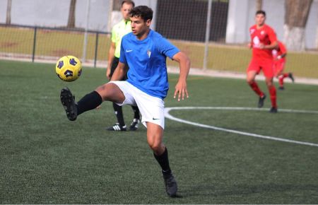 Pablo del Castillo, que marcó el 2-0 del filial, controla un balón. 