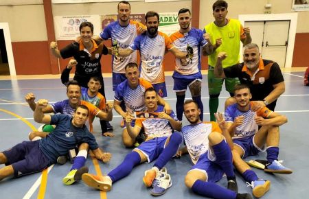 Los jugadores y técnicos del Isleño FS celebran el triunfo en Huelva. 