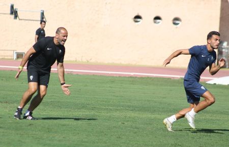 Salva Ballesta se desgañita en un entrenamiento en el estadio. 