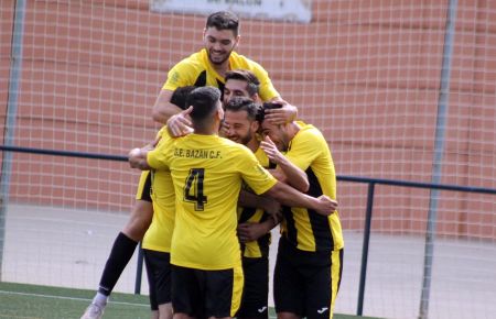 Dani Herrera es 'estrujado' por sus compañeros tras marcar el 1-0.