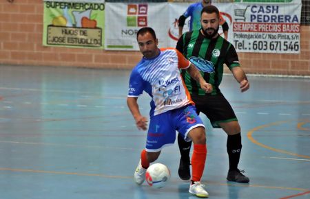 Tonono, del Isleño FS, controla el balón ante el acoso de un rival.