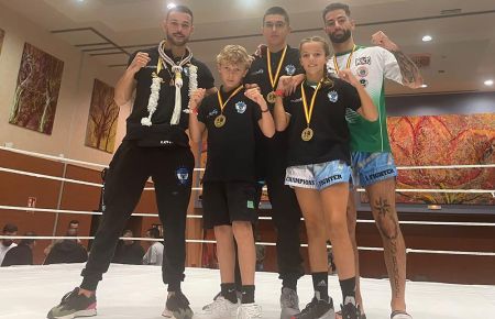 Joaquín Romero, a la izquierda, con sus cuatro campeones. 