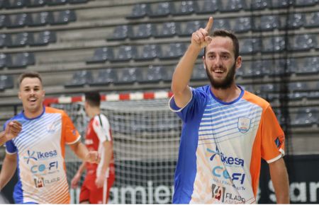 Israel Richarte celebra el gol del Isleño FS que abrió el marcador. 
