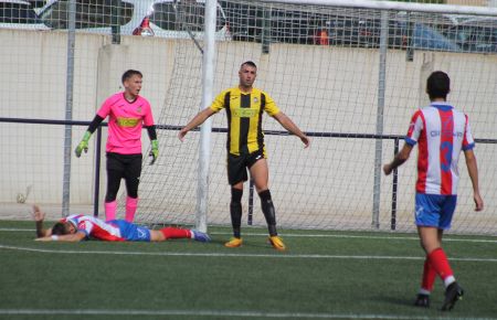El defensa del GE Bazán, Falote, reclama mayor atención defensiva a sus compañeros y un jugador del Algeciras B se lamenta de una ocasión fallada.