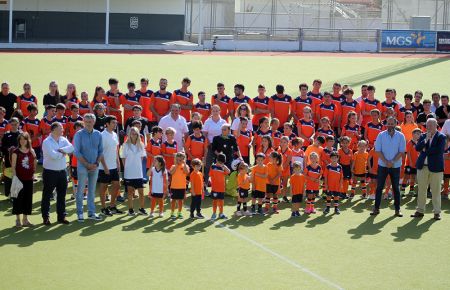 Las autoridades asistentes al acto junto a las Escuelas del club. 