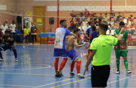 Bryan Belgrano celebra por todo lo alto el gol del triunfo del Isleño FS. 