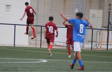 El delantero del Sevilla FC infantil Raúl Sánchez da un salto de alegría tras marcar el 0-2 ante el San Fernando CD en Sacramento.