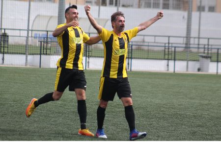 Javi Muñoz celebra su soberbio gol de falta al Trebujena.