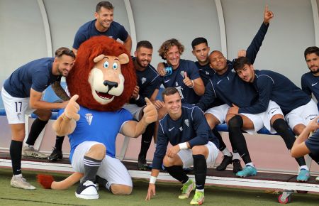 La mascota del SFCD Lino deleitó a los espectadores antes del partido y se fotografió con los jugadores que fueron suplentes ante el Mérida. 