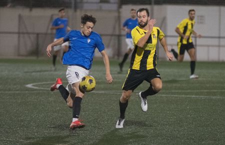 Pablo Mingo, autor del 2-0, intenta marcharse de Sambruo.